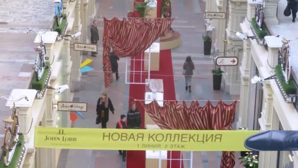 Visitors walking at Gum in Moscow — Stock Video