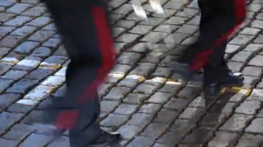 Ayak ve yürüyen insan gölgesi