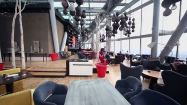 İnsanlar restoranda masalarında oturup