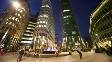 İnsanlar oturmak ve Çeşme yürümek