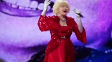 Sahne Alanı'nda şarkıcı Aida Vedicsheva