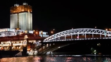 Nehir Novoandreevsky Köprüsünün altında