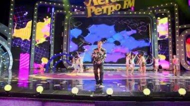 Sahne Alanı'nda çocuklarla Uri Shatunov