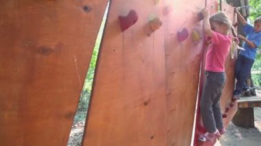 Çocuk kolye duvara sürünme