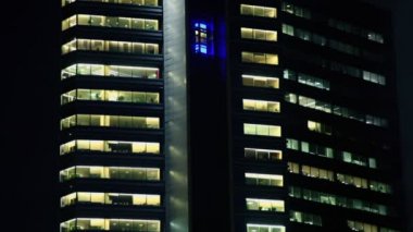 Asansör ofis binası içinde aşağı doğru hareket eder