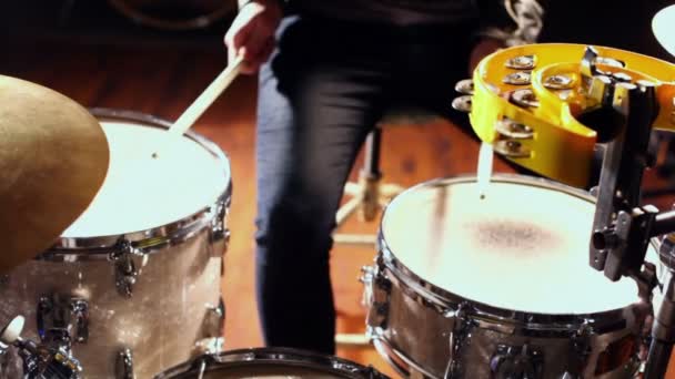 Jonge man verslaat drums — Stockvideo