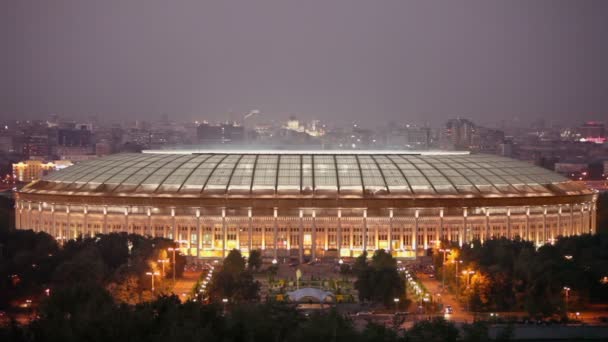 Trafik nära Luzjnikistadion — Stockvideo