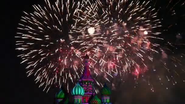 Fogos de artifício em cima da Igreja de São Basílio — Vídeo de Stock