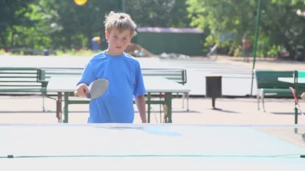 Young boy plays table tennis — Stock Video