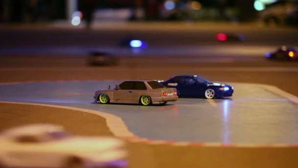 Гонка игрушечных автомобилей с радиоуправлением — стоковое видео