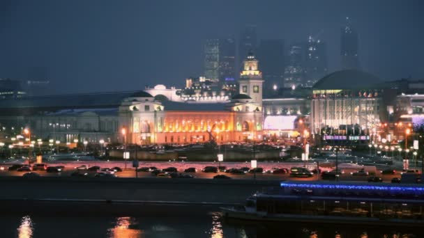 Voitures sur le quai en ville — Video