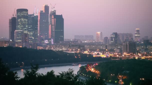 Paisaje urbano de Moscú con tráfico en la calle — Vídeo de stock