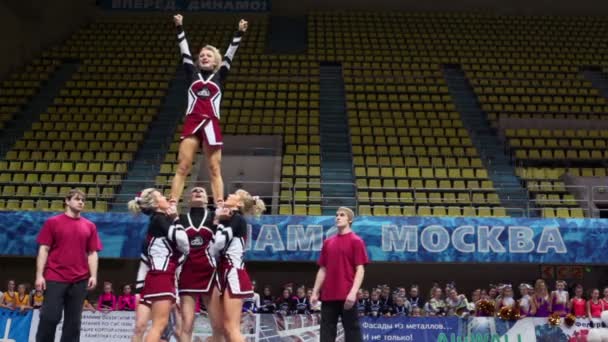 Výkon týmu cheerleaders Assol — Stock video