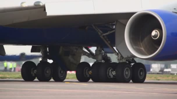 Viele Räder drehen sich und Turbinen von Flugzeugen — Stockvideo