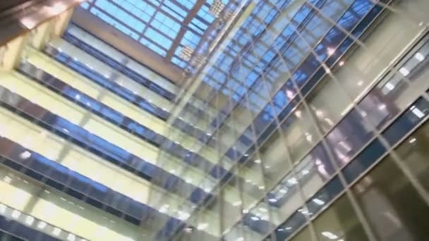 Edificio de varios niveles con techo de cristal — Vídeo de stock