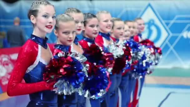 Equipo de porristas esperan juicio en el Campeonato — Vídeo de stock