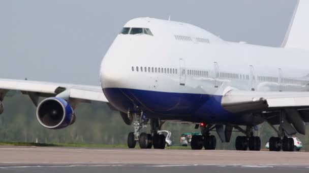 Szolgáltatás autók, légi utasok közelében — Stock videók