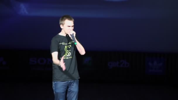 Beatboxer si esibisce con microfono sul palco — Video Stock