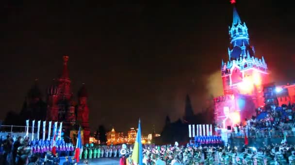 Espectadores viendo desfile de orquesta militar — Vídeo de stock