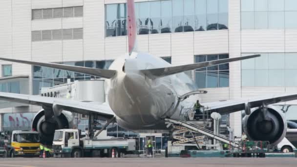 Travailleurs et voitures de service près des avions — Video