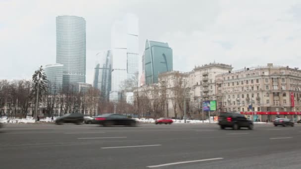 Verkeer op Koetoezovski avenue in Moskou — Stockvideo