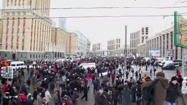 Πλήθος με τα πόδια στην λεωφόρο των A.Saharov — Αρχείο Βίντεο