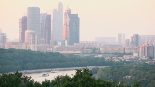 Paisaje urbano con rascacielos de centro de negocios y tráfico — Vídeos de Stock