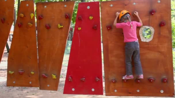 Kleines Mädchen klettert auf Hängemauer — Stockvideo
