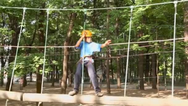 Chlapec chodí na přívěsek strom log — Stock video