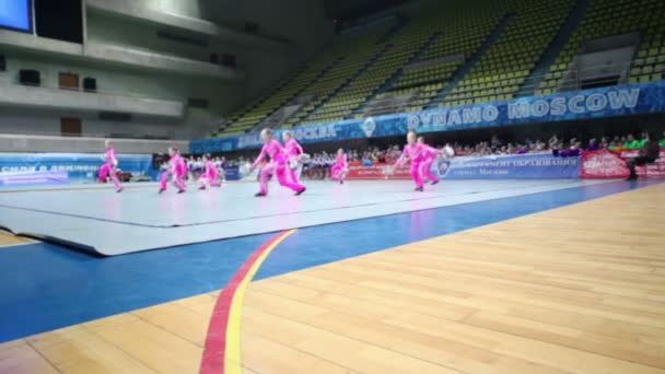 Wydajność zespołu cheerleaders uśmiech — Wideo stockowe