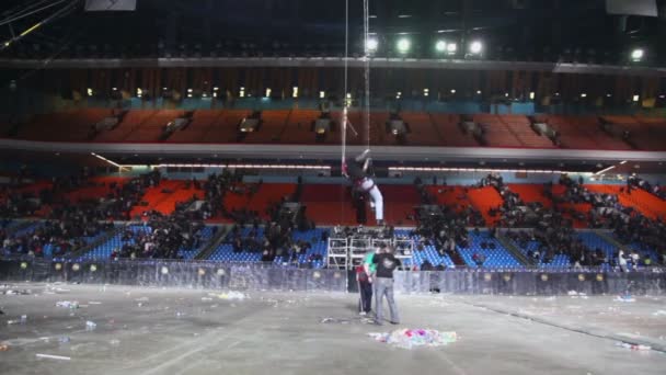 Mann klettert mit Strickleiter nach unten — Stockvideo