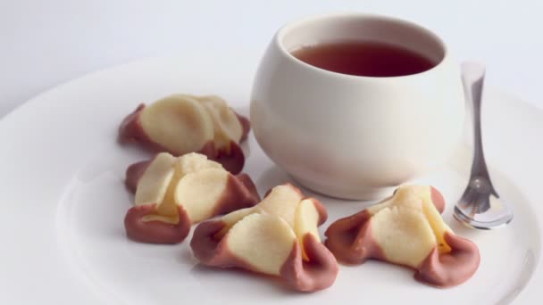 Galletas y taza de té — Vídeo de stock