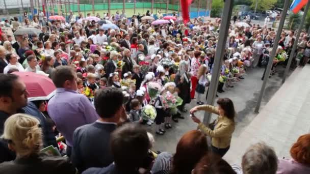 Bambini e genitori di fronte alla scuola . — Video Stock