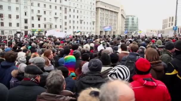 La gente en la reunión en la avenida de A.Saharov — Vídeos de Stock