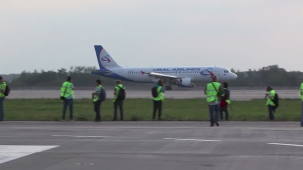 Ural airlines aircraft lands — Stock Video