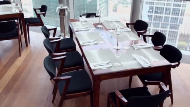 Stoelen aan tafel met servies in de buurt van venster — Stockvideo