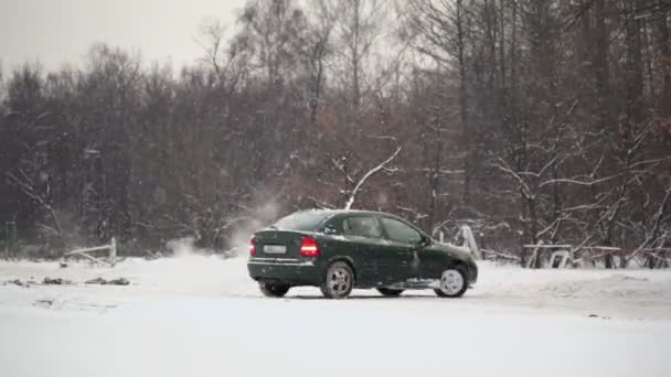 Man rides around in car — Stock Video