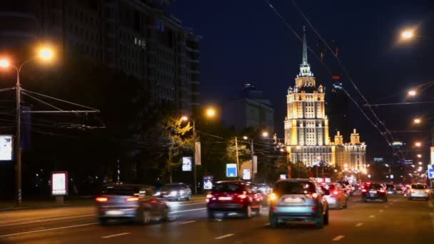 Hotel Ukraine und Verkehr auf der Straße — Stockvideo