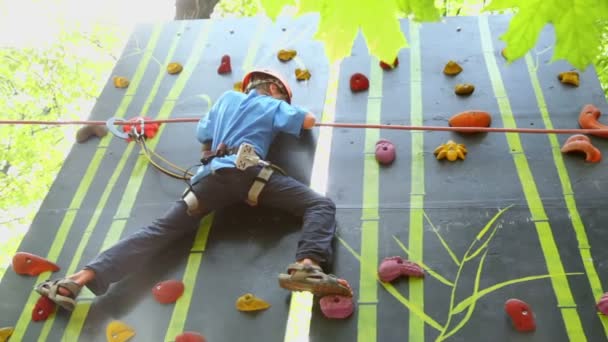 Jongen klimt op de muur in klimmen center — Stockvideo