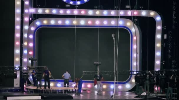 Stage crew disassemble equipment — Stock Video