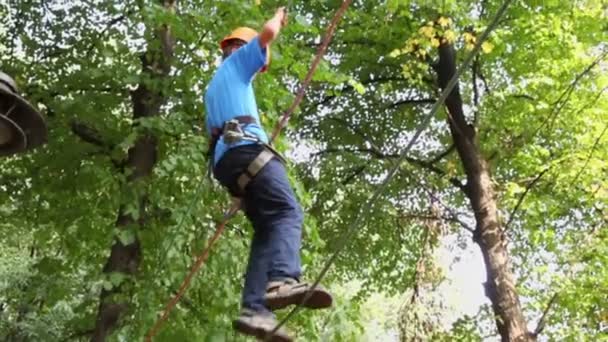 Niño camina en el centro de escalada — Vídeo de stock