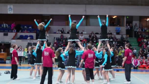 Niet-gedefinieerde cheerleaders team uit te voeren stunt — Stockvideo