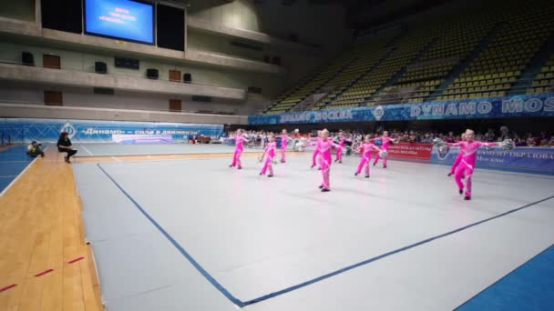 Utförandet av cheerleaders team leende — Stockvideo