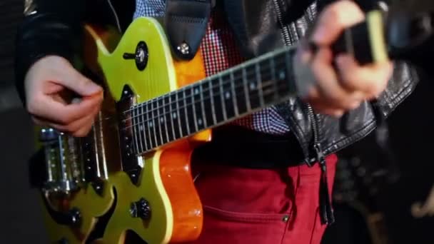 Young man plays electric guitar — Stock Video