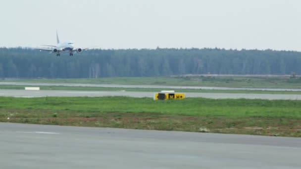 Transaero luchtvaartmaatschappijen vliegtuig landt — Stockvideo