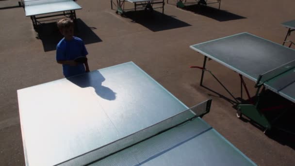 Joven niño juega tenis de mesa — Vídeo de stock