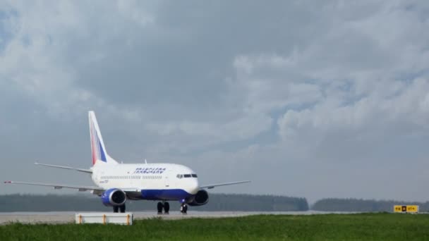 Letadla jsou Transaero Airlines obrací na dráze — Stock video
