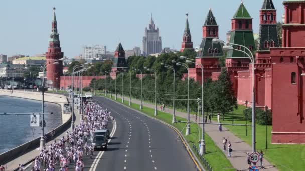 Кремлевская набережная с благотворительной велогонкой — стоковое видео