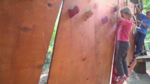 Children creep on pendant wall — Stock Video