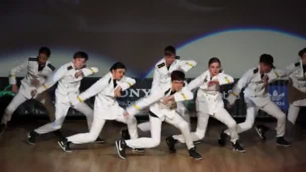 Lils taneční tým provede na pódiu — Stock video